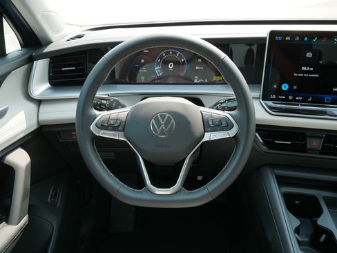Certified 2025 Volkswagen Tiguan SE AWD/4WD image 11