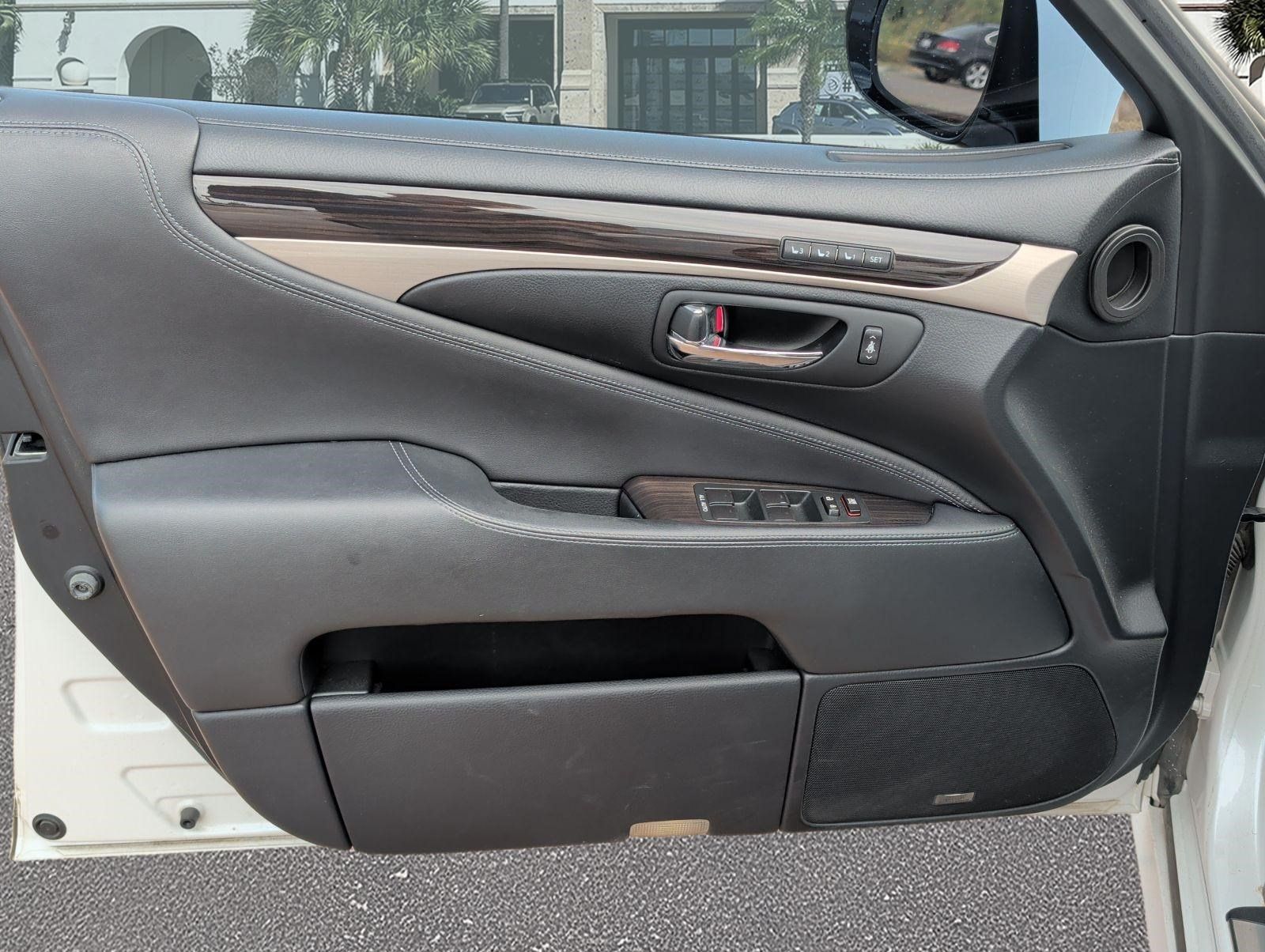 Used 2013 Lexus LS 460 w/ Comfort Pkg RWD image 8