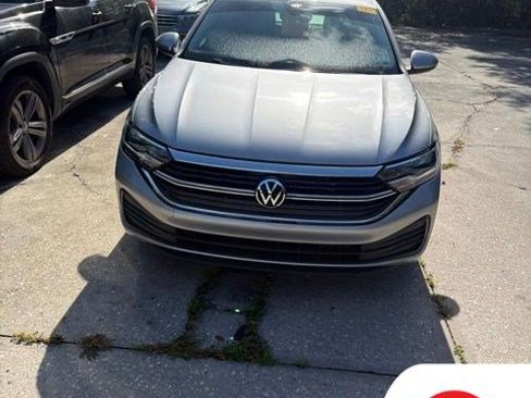 Used 2024 Volkswagen Jetta SE FWD image 2