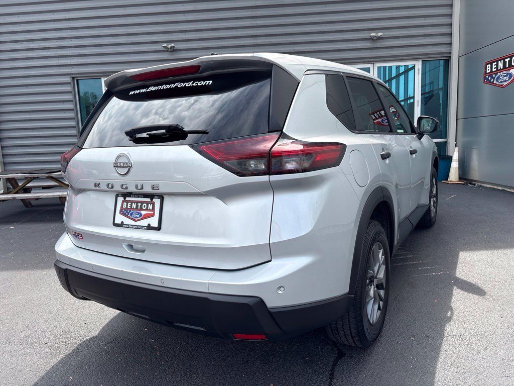 Used 2024 Nissan Rogue S FWD image 3