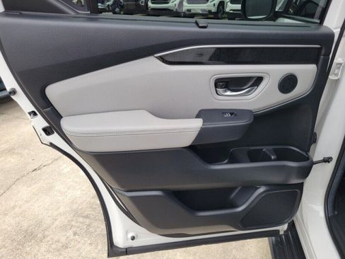 Used 2025 Honda Pilot Elite image 23