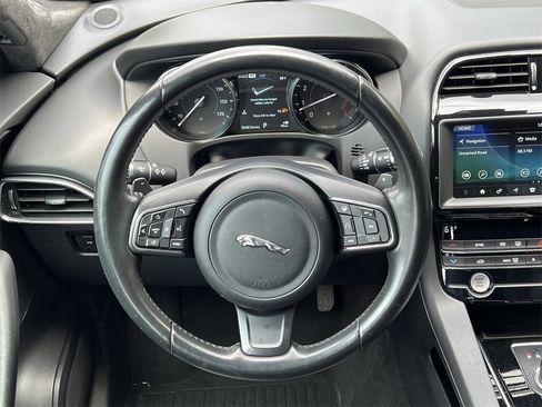 Used 2020 Jaguar F-PACE Premium image 20