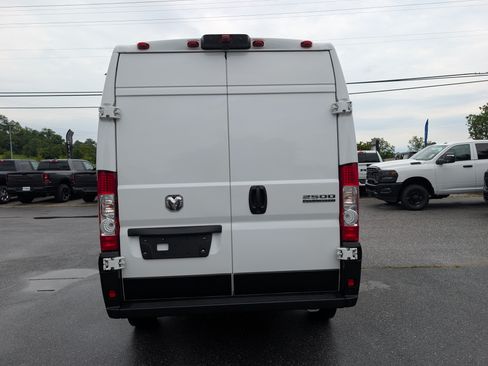 Used 2024 RAM ProMaster 2500 w/ Convenience Group FWD image 4