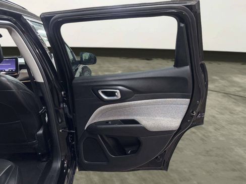 Used 2022 Jeep Compass Latitude FWD image 17