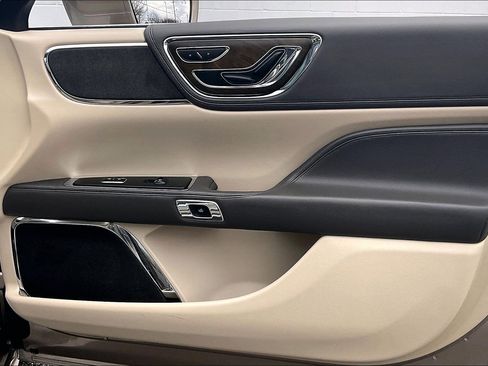 Used 2018 Lincoln Continental Select image 29