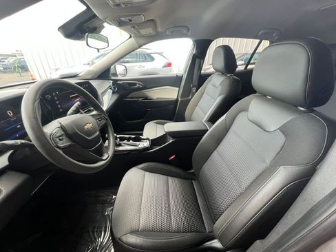 Used 2025 Chevrolet Trax LT FWD image 27