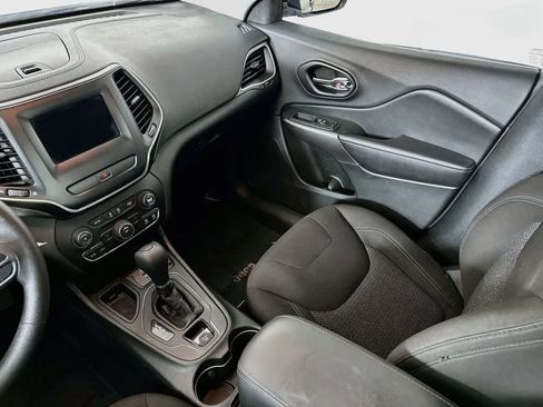 Used 2019 Jeep Cherokee Latitude w/ Popular Appearance Group FWD image 10