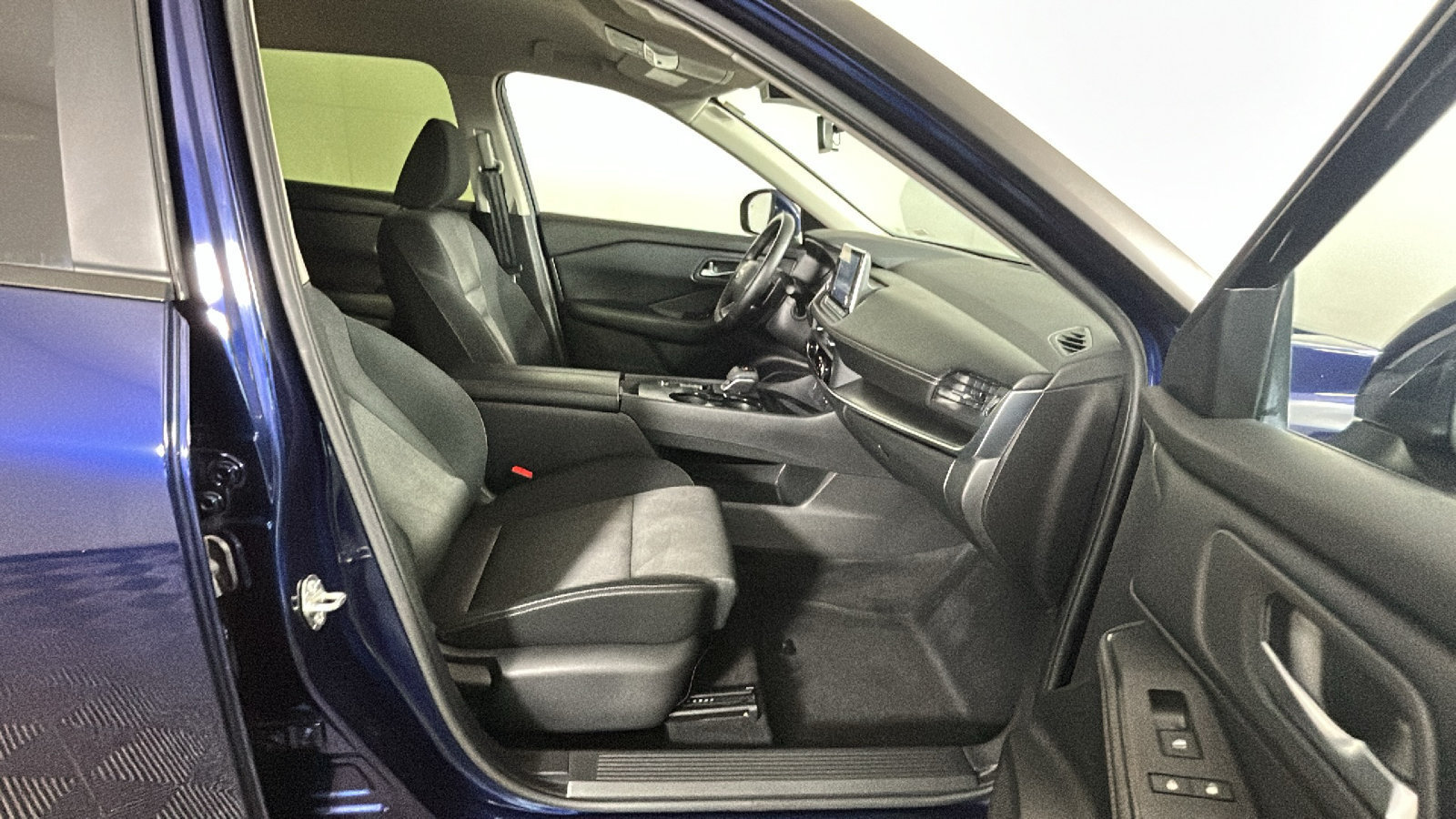 Used 2025 Nissan Rogue SV FWD image 37
