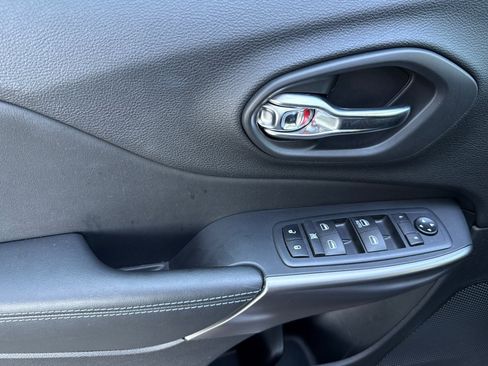 Used 2020 Jeep Cherokee Latitude image 12