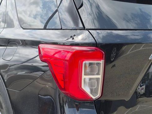 Used 2023 Ford Explorer XLT AWD/4WD image 12