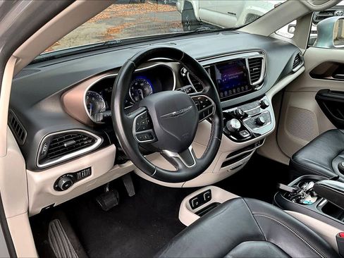 Used 2017 Chrysler Pacifica Touring-L image 15