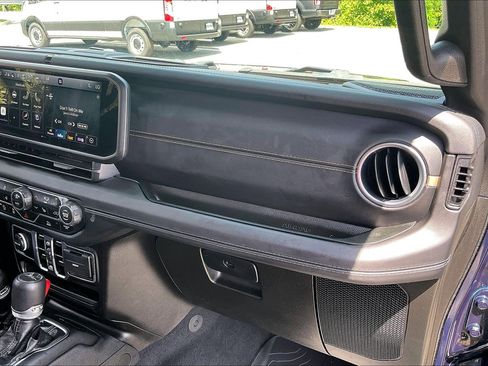 Used 2025 Jeep Gladiator Sport w/ Premium Package AWD/4WD image 16