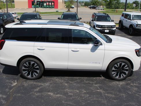 New 2026 Ford Expedition Platinum w/ Driver's Package AWD/4WD image 8