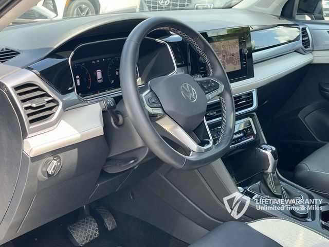 Used 2025 Volkswagen Taos SEL AWD/4WD image 14