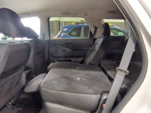 Used 2024 Nissan Pathfinder SV AWD/4WD image 16