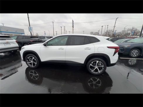 Certified 2024 Chevrolet Trax RS w/ Driver Confidence Package image 5