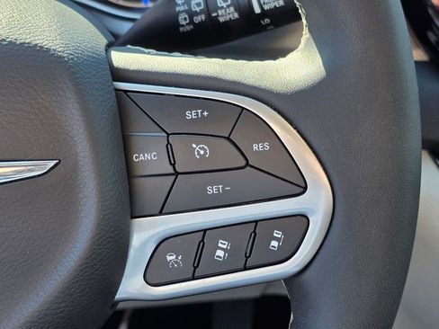 Used 2024 Chrysler Pacifica Touring-L image 18