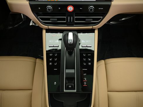 Used 2025 Porsche Macan image 44