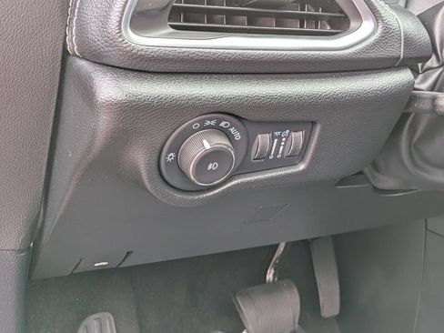 Used 2025 Chrysler Pacifica Limited FWD image 15