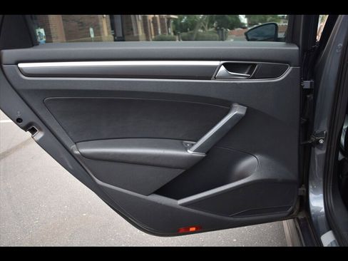 Used 2018 Volkswagen Passat 2.0T R-Line image 22