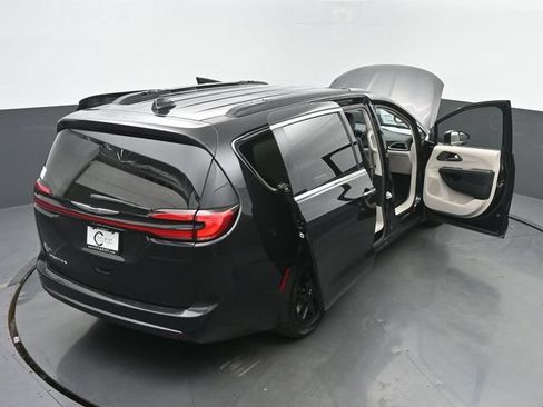 Used 2022 Chrysler Pacifica Touring-L FWD image 62