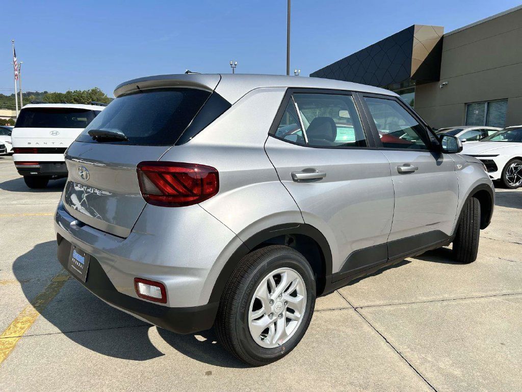 New 2026 Hyundai Venue SE FWD image 2