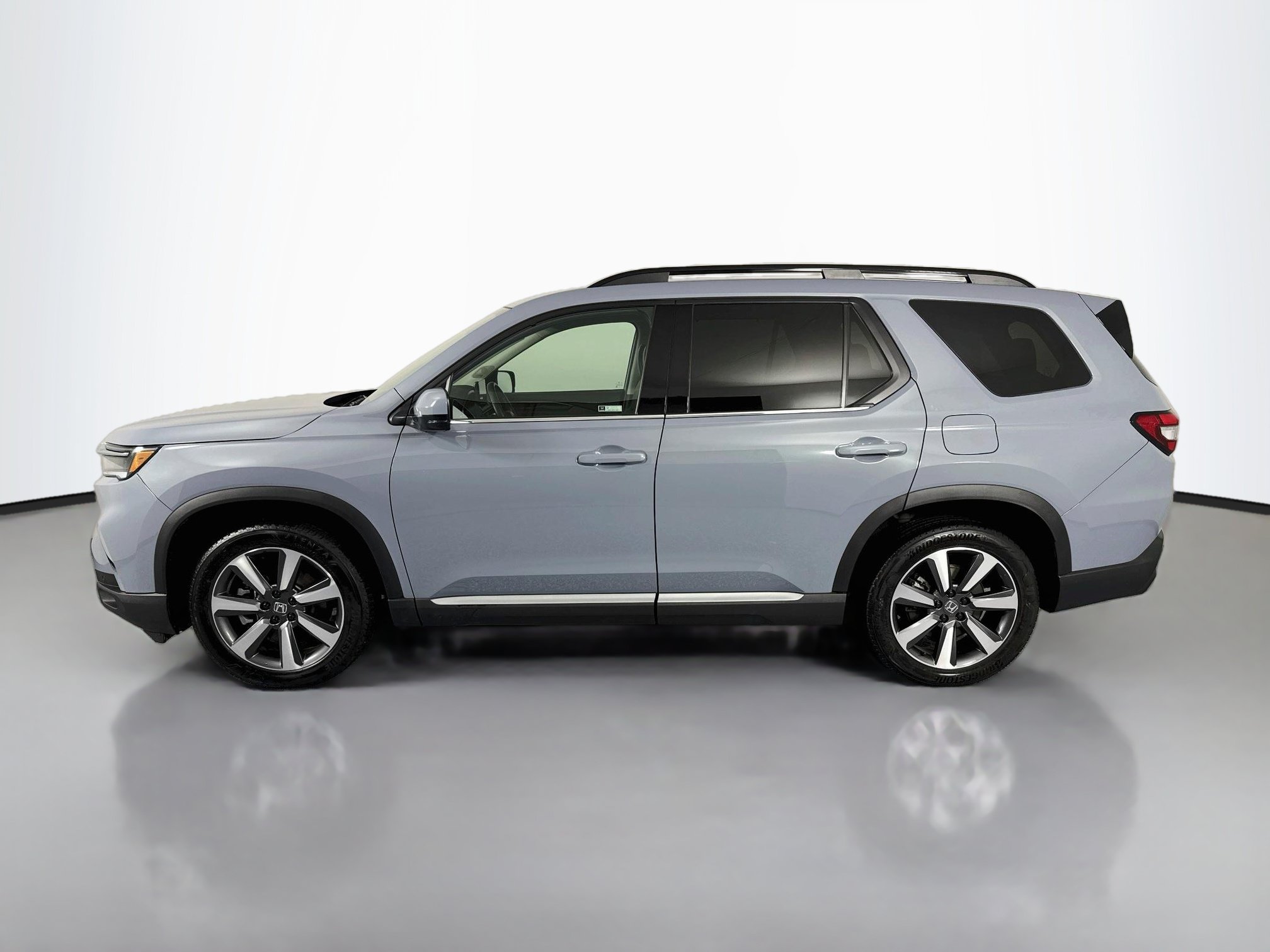 Certified 2025 Honda Pilot Touring image 8