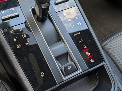Certified 2025 Porsche Macan AWD/4WD image 28