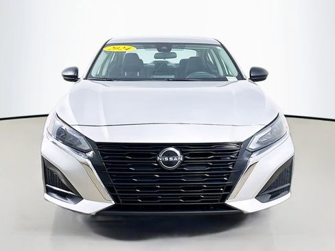 Used 2024 Nissan Altima 2.5 SV FWD image 2