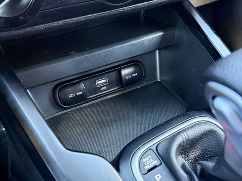 Used 2025 Kia Soul LX w/ LX Technology Package FWD image 25