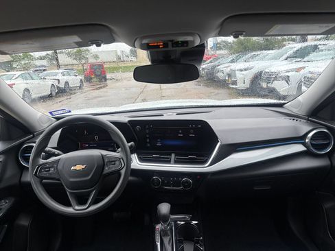 Used 2025 Chevrolet Trax LT FWD image 32
