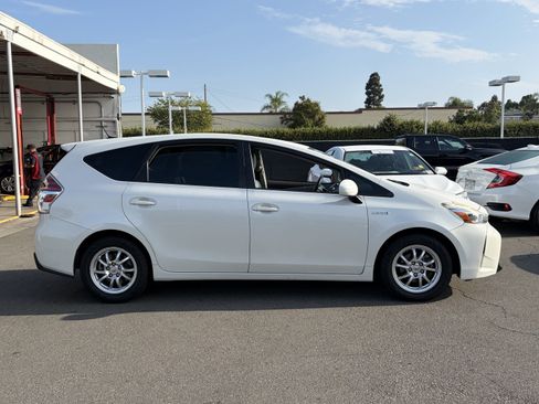Used 2017 Toyota Prius V Four FWD image 2