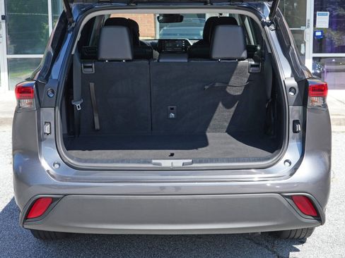 Used 2021 Toyota Highlander XLE FWD image 9