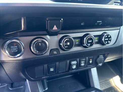 Used 2018 Toyota Tacoma TRD Sport w/ Exterior Package AWD/4WD image 18