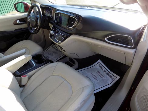 Used 2017 Chrysler Pacifica Touring-L Plus w/ Tire & Wheel Group image 22