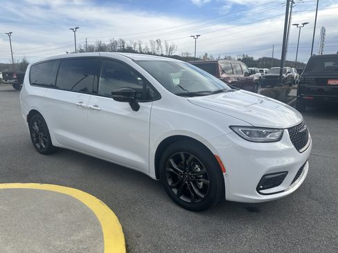 New 2026 Chrysler Pacifica Select FWD image 5