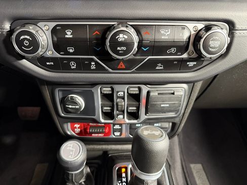 Used 2025 Jeep Wrangler Unlimited Rubicon image 22