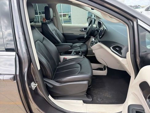Used 2023 Chrysler Pacifica Touring-L FWD image 27