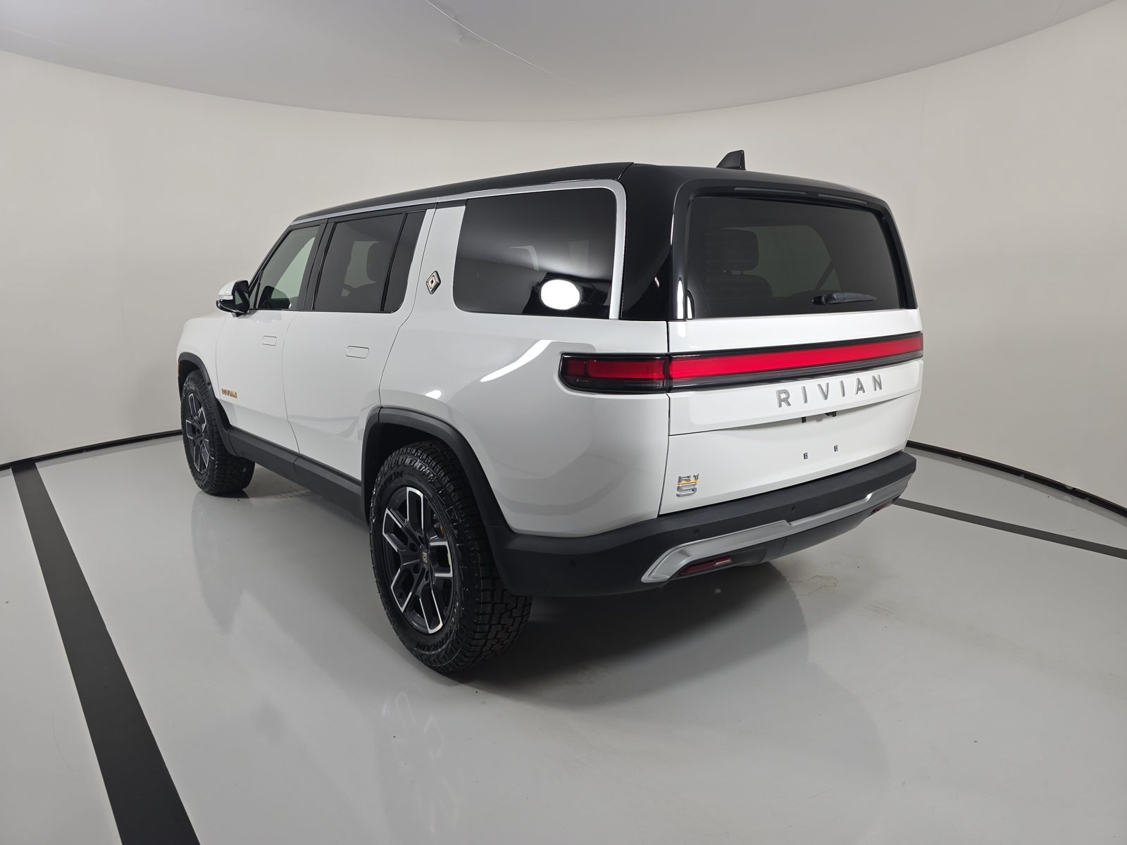 Used 2022 Rivian R1S Launch Edition Quad AWD/4WD image 3
