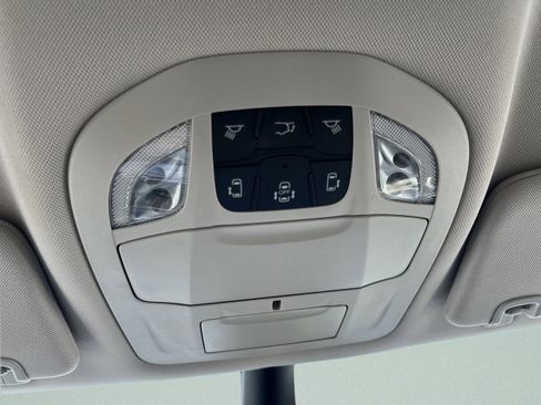 Used 2024 Chrysler Pacifica Touring-L FWD image 19