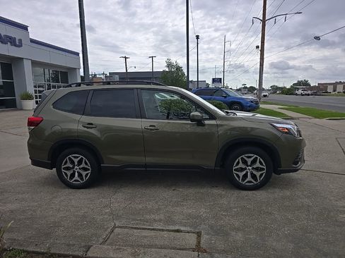 Used 2023 Subaru Forester Premium image 3