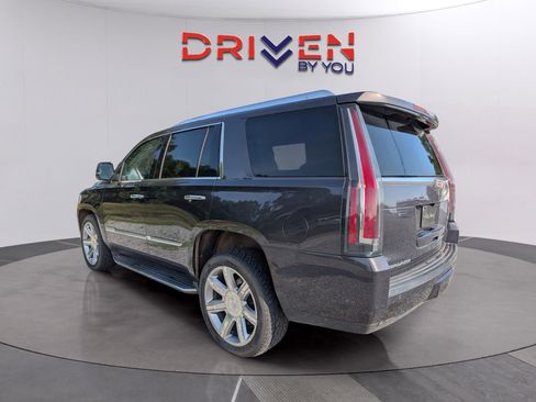 Used 2018 Cadillac Escalade Luxury RWD image 3