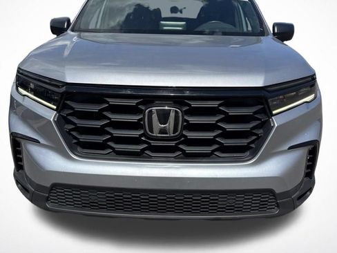 Used 2025 Honda Pilot Sport image 3