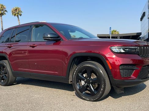Used 2023 Jeep Grand Cherokee Altitude image 1