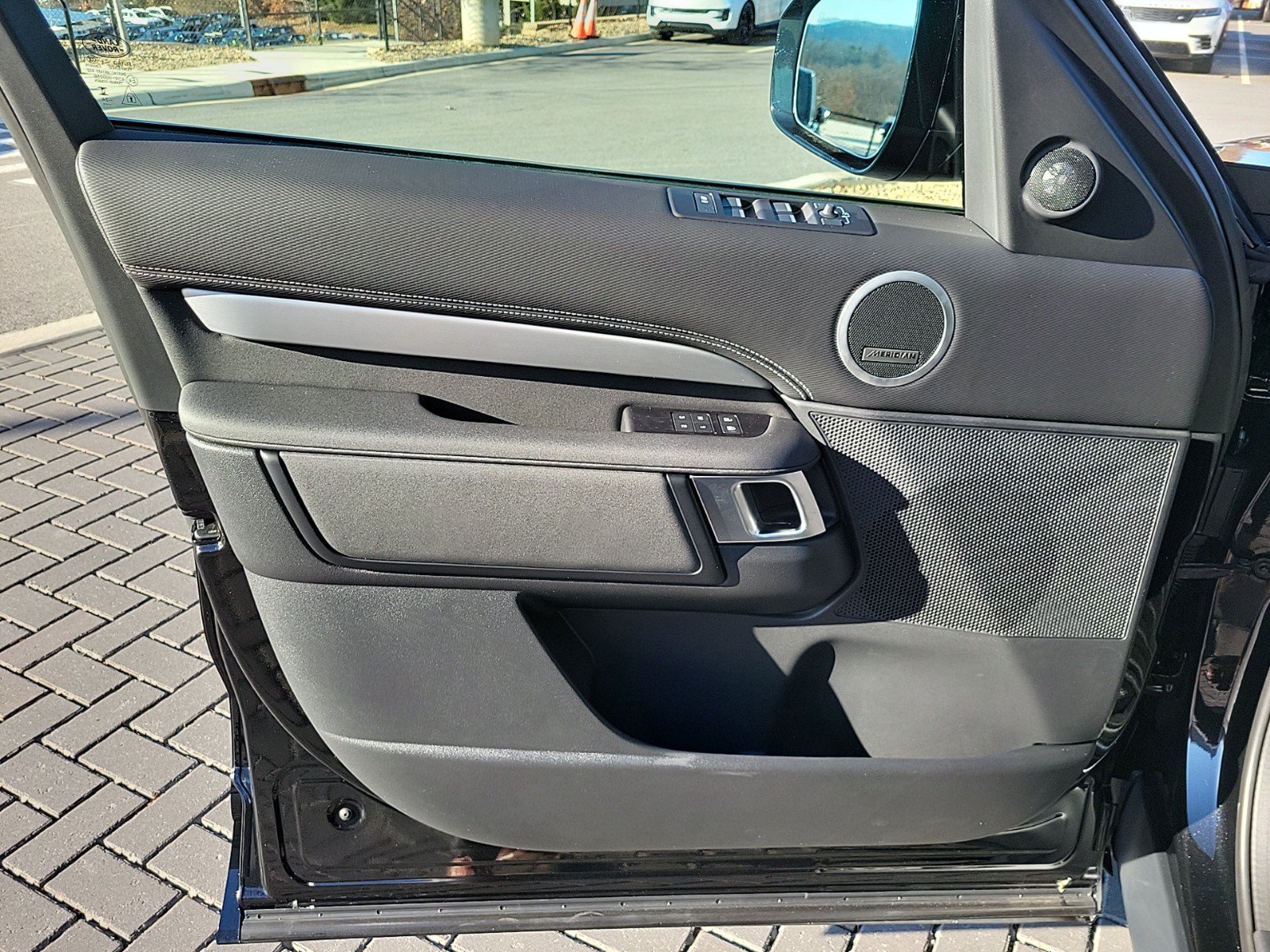Used 2025 Land Rover Discovery Dynamic SE AWD/4WD image 22