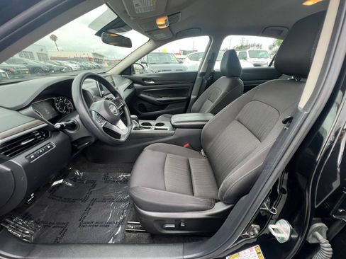 Used 2025 Nissan Altima 2.5 SV FWD image 30