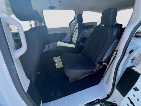 Used 2023 Chrysler Voyager LX FWD image 23