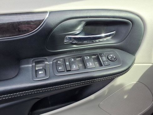 Used 2016 Chrysler Town & Country Touring image 19