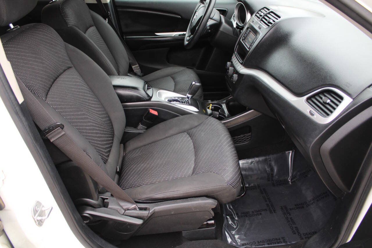 Used 2017 Dodge Journey SXT w/ Comfort/Convenience Group FWD image 9