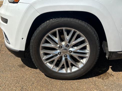 Used 2017 Jeep Grand Cherokee Summit image 24